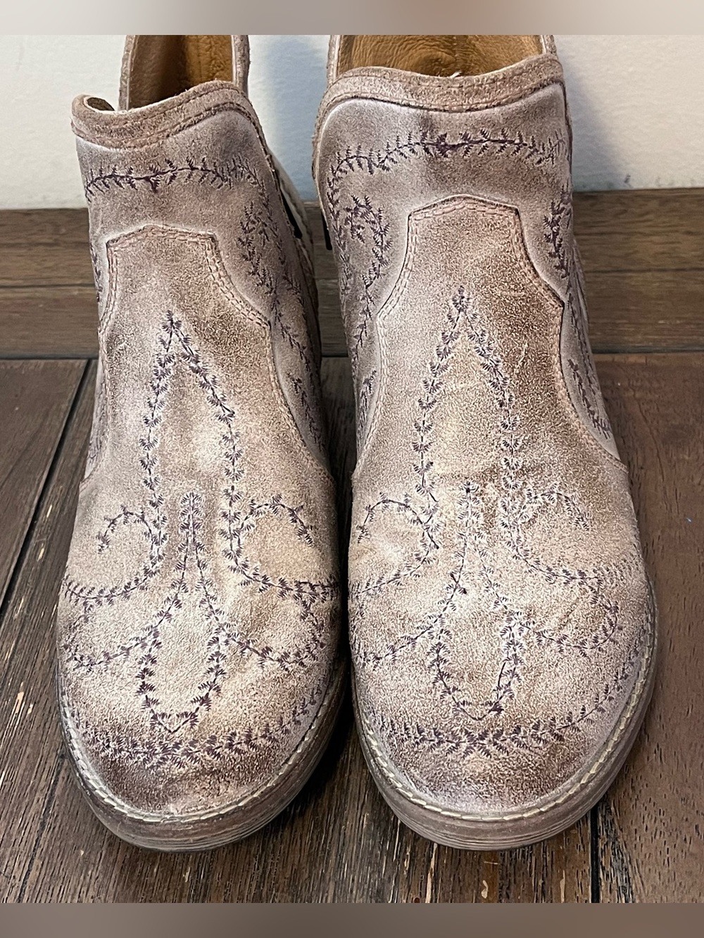 Sterling River Western Embroidered Distressed Booties Womens 8.5 - Picture 2 of 10
